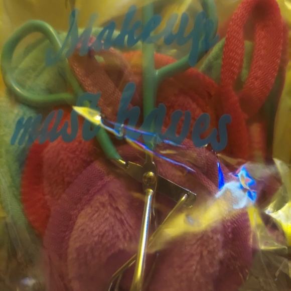 Makeup must haves - Picture 5 of 5